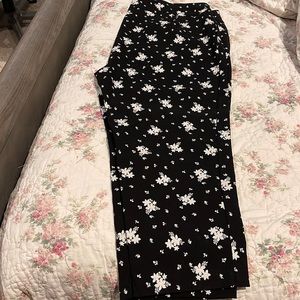 PRICE DROP! Black floral 3/4 pants Premise Woman 3x